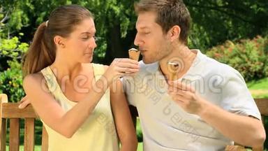 两个人吃冰淇淋